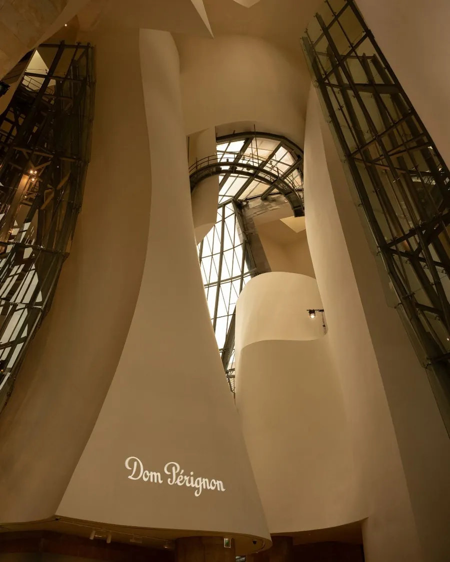 Schriftzug Dom Pérignon an einer geschwungenen weißen Wand bei den Révélations 2026