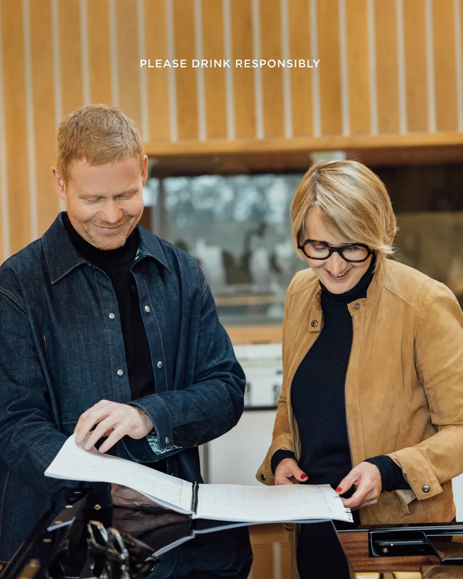 Max Richter beim Blick in eine Partitur für Krug Every Note Counts
