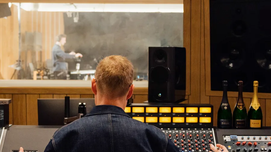 Krug Every Note Counts: Tonstudio mit drei Flaschen Krug auf dem Mischpult
