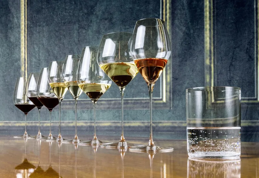 Gläser von RIEDEL in verschiedenen Formen und Größen auf einer Bar